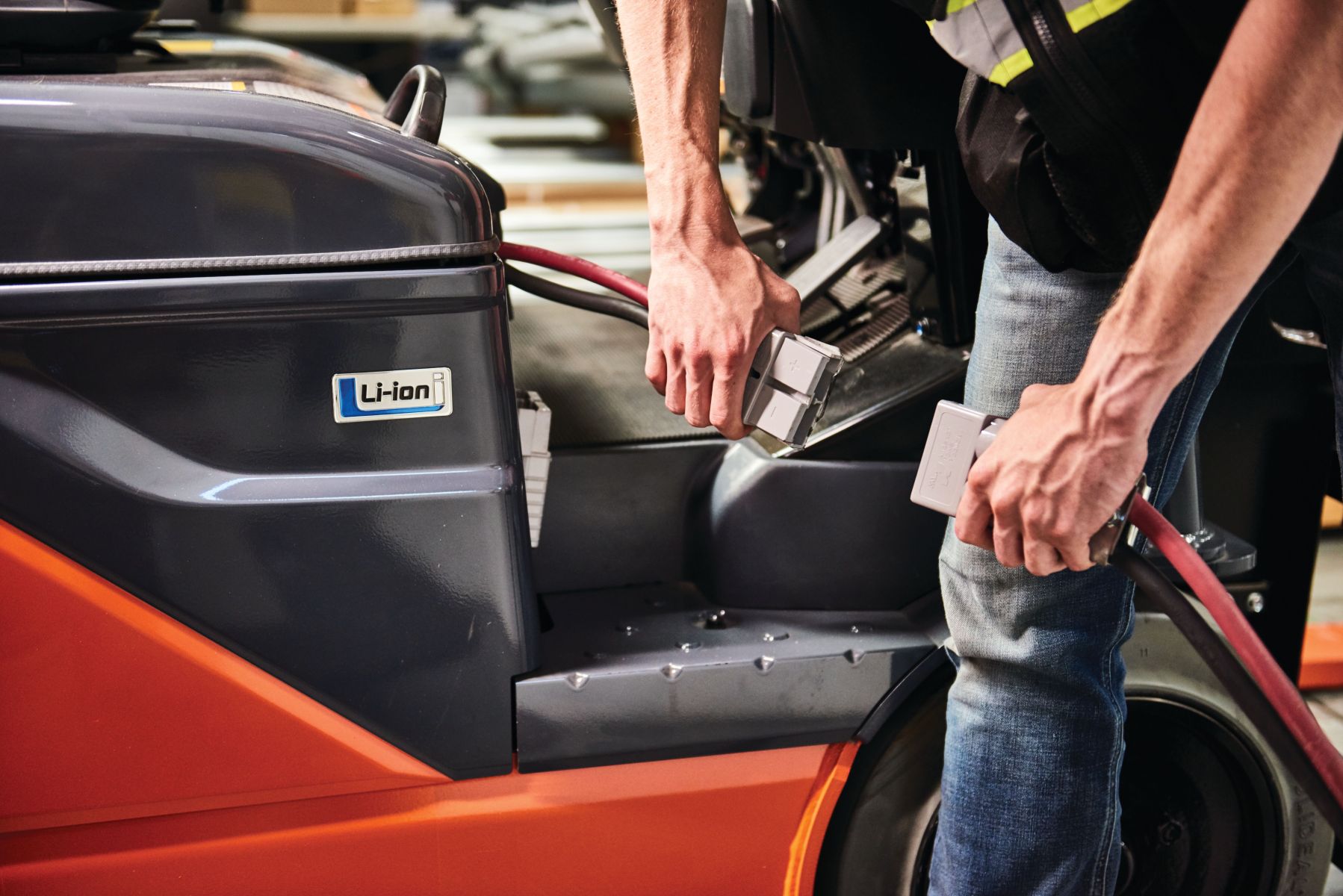 Günlük Kaç Saat Çalışıyor? Akülü Forkliftlerde Akü Seçimi ve Yedek Akü Kullanımı